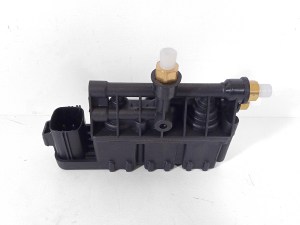Блок клапанов пневмоподвески Land Rover Range Rover Sport L320 ATM